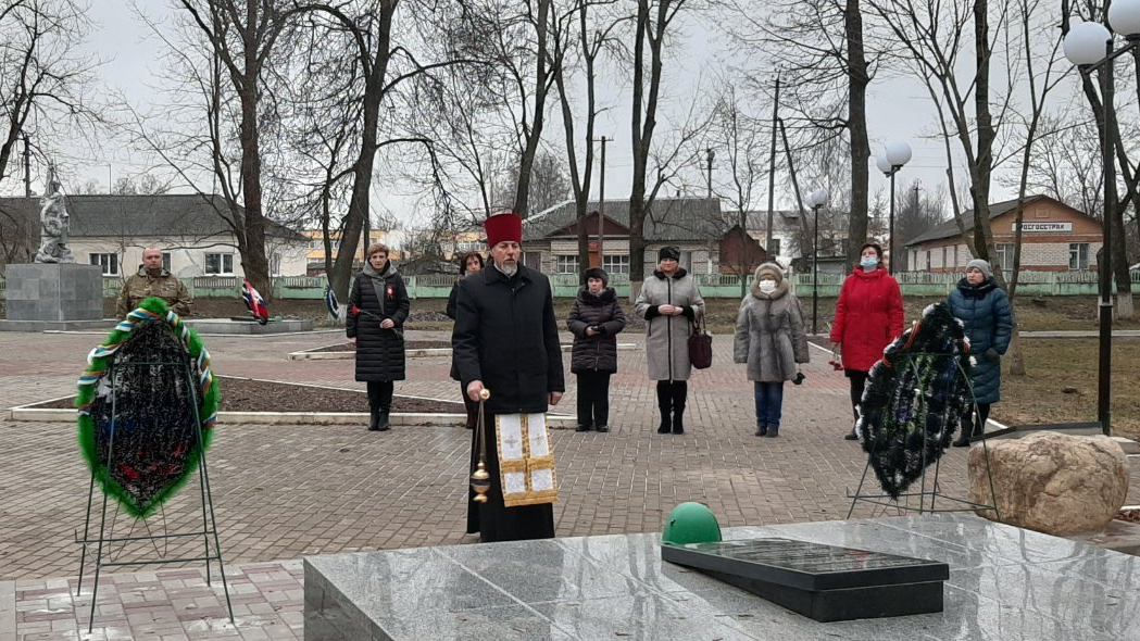 В Хиславичах в День Неизвестного солдата прошел траурный митинг